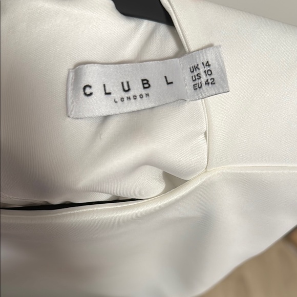 Elegant White Sleeveless Dress - Picture 4 of 5